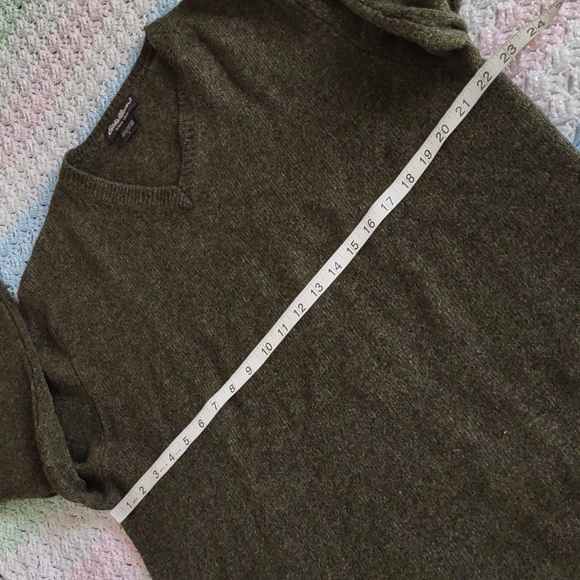 Eddie Bauer Large 100% Lambswool Olive Green V-Neck Sweater - Picture 8 of 12